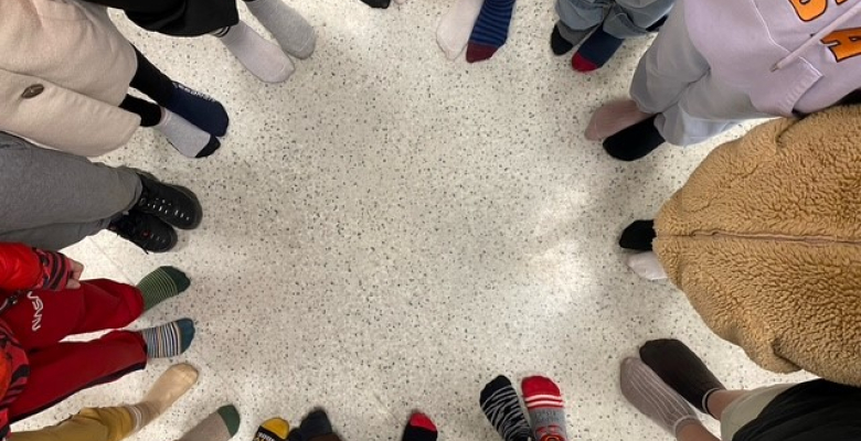 Des chaussettes dépareillées pour célébrer la diversité et briser les préjugés !