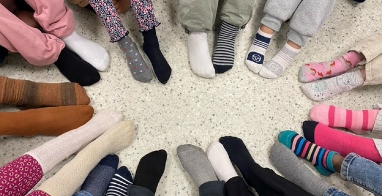 Des chaussettes dépareillées pour célébrer la diversité et briser les préjugés !