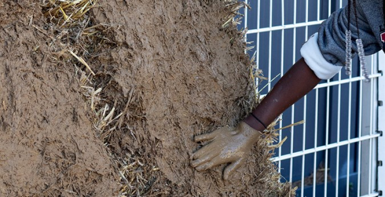 Application de la terre crue en enduit