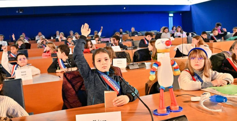 Lors de l’assemblée générale d’ouverture du conseil municipal des enfants pour le mandat 2024-2025, les élus présentent leurs projets à Michaël Delafosse, maire de Montpellier