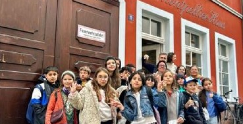 Les élèves de l'école Dickens devant la Maison de Montpellier à Heidelberg