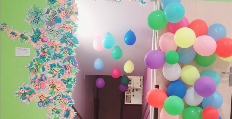 Les couloirs de l’école transformés en galerie d’art immersive