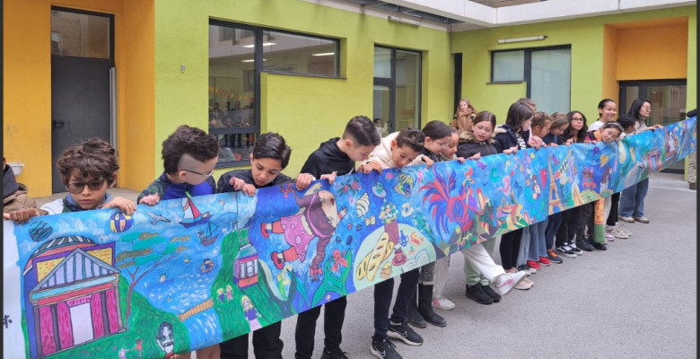 Les enfants découvrent la fresque avec émerveillement