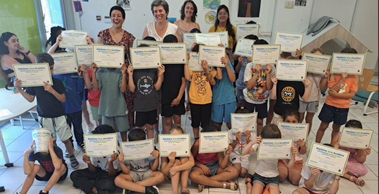 Les enfants brandissent avec fierté leurs diplômes