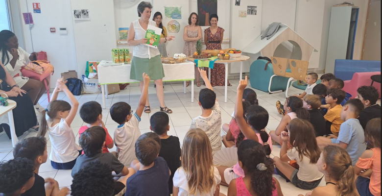 Marie Massart teste les connaissances des enfants à l'issue du programme