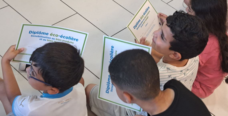 Les enfants brandissent avec fierté leur diplômes