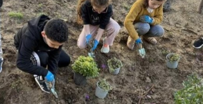 Les enfants ont été invités par la DNAP à participer aux plantations