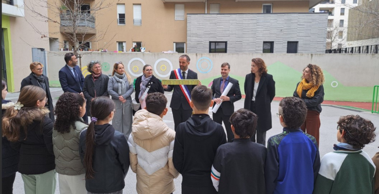 Moment solennel: le dévoilement de la fresque offerte par les élèves de l'école Montpellier à Chengdu