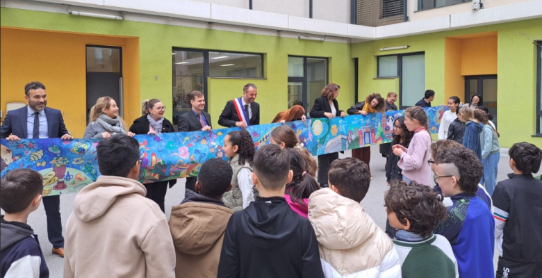 Dévoilement de la fresque offerte par les élèves de l'école Montpellier à Chengdu